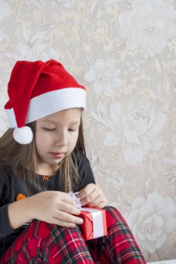 Kız pijama ile kutuları Noel sabahı sunar.