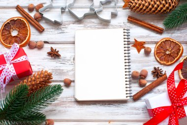 Christmas dalları, toplar, boncuk, koniler, baharatlı Noel backgro