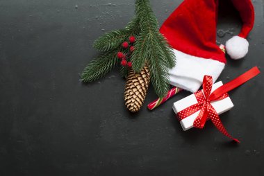 Noel çam dalları, Noel Baba şapkası, topları, boncuk, koniler, baharatlı C