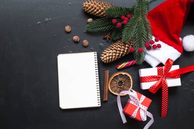 Christmas dalları, toplar, boncuk, koniler, baharatlı Noel backgro