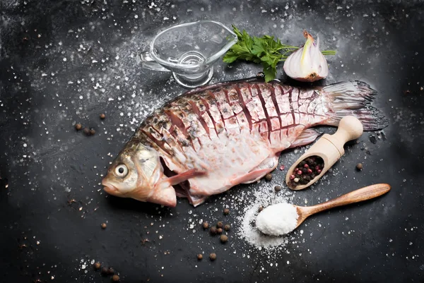 Rå fisk med citron, örter och kryddor på mörk vintage bakgrund — Stockfoto