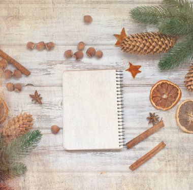 Christmas dalları, toplar, boncuk, koniler, baharatlı Noel backgro