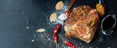 tuz ve baharatlarla Marine et