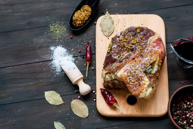 tuz ve baharatlarla Marine et