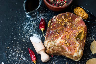 tuz ve baharatlarla Marine et