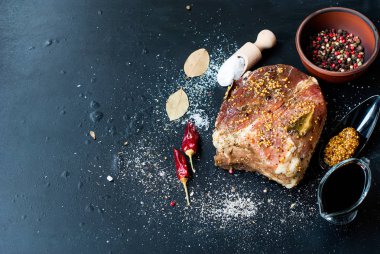 tuz ve baharatlarla Marine et