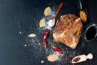 tuz ve baharatlarla Marine et