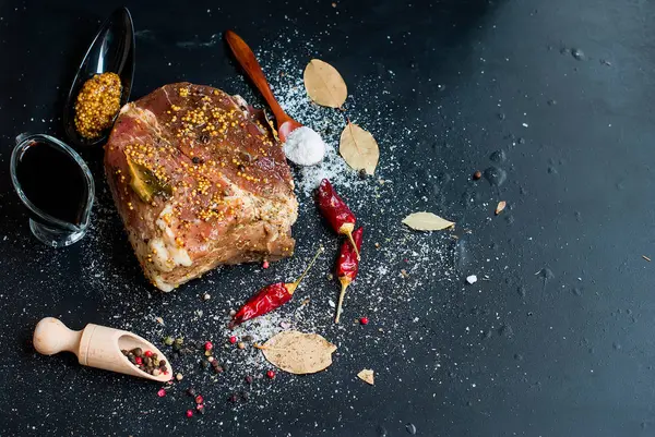 tuz ve baharatlarla Marine et