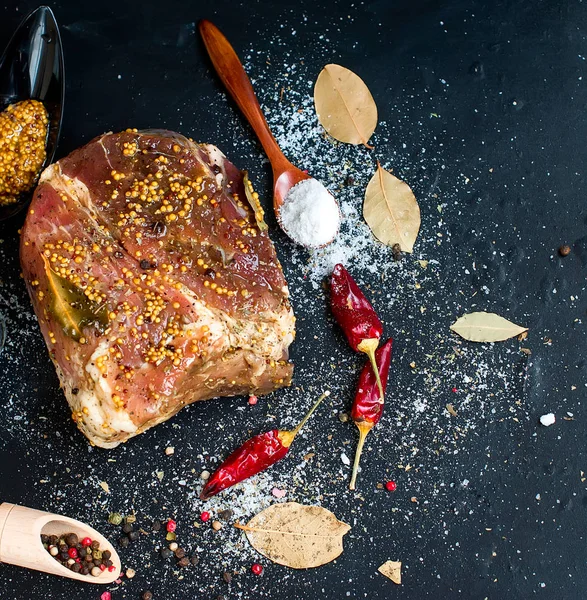 tuz ve baharatlarla Marine et