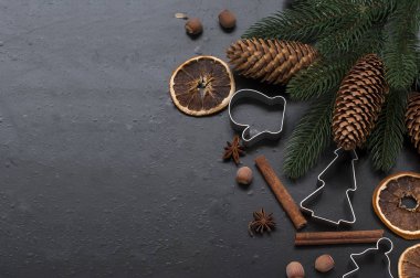 Christmas dalları, toplar, boncuk, koniler, baharatlı Noel backgro