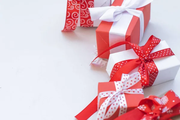 Geschenkbox mit roter Schleife gebunden — Stockfoto