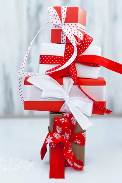 Caja de regalo atada con una cinta roja —  Fotos de Stock