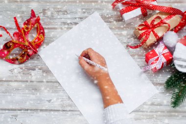 Küçük kız Noel Baba'ya mektup yazar 