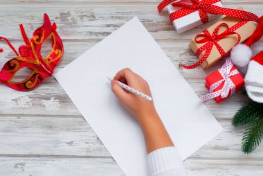 Küçük kız Noel Baba'ya mektup yazar 