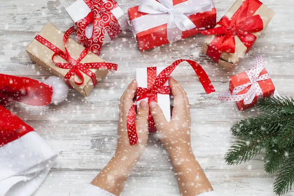 Bebê embala um presente feito à mão. Presentes de Natal , — Fotografia de Stock