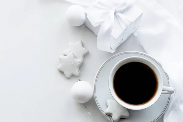 Tasse avec café, boîte cadeau blanche, biscuits et boules de Noël, salut — Photo