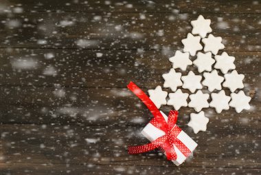 Sırlı Çerezler yıldız ve hediye kutusu ile stilize Noel ağacı