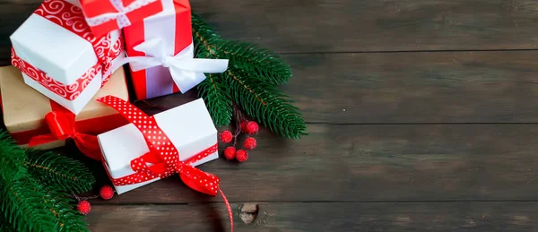 선물 상자 묶인 빨간 리본, 전나무 가지, 사탕 — 스톡 사진
