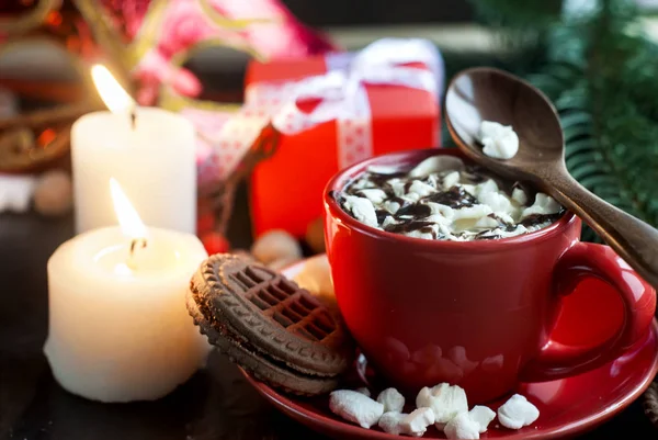 Taza de cacao con malvaviscos y regalos de Navidad en el backgr — Foto de Stock