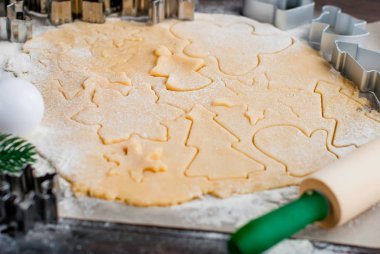 Noel ve yeni yıl için zencefilli kurabiye hamuru kesme