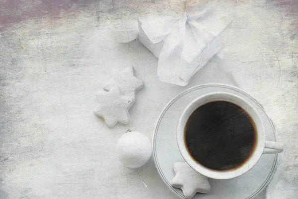 Tasse avec café, boîte cadeau blanche, biscuits et boules de Noël, salut — Photo