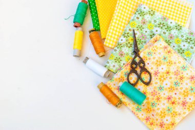  Eldeki beyaz dikiş malzemeleri