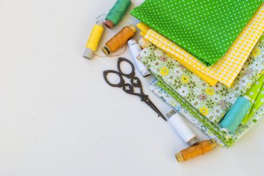  Eldeki beyaz dikiş malzemeleri