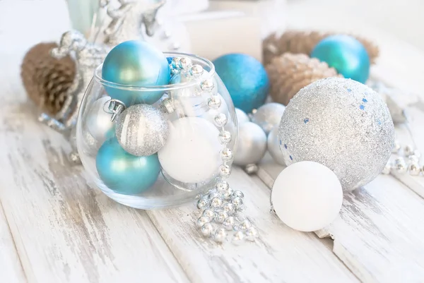 Bolas de Natal, miçangas, cones, fundo de Natal . — Fotografia de Stock