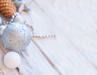 Noel topları, boncuk, koniler, Noel arka plan.