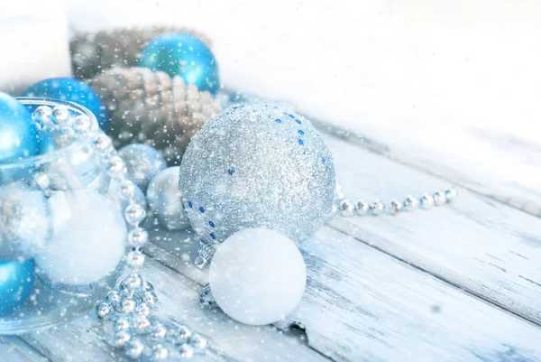 Boules de Noël, perles, cônes, fond de Noël . — Photo