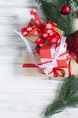 Noel kutuları, çam dalları, koniler, Noel süsleri
