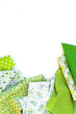  Eldeki beyaz dikiş malzemeleri