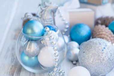 Noel topları, boncuk, koniler, Noel arka plan.