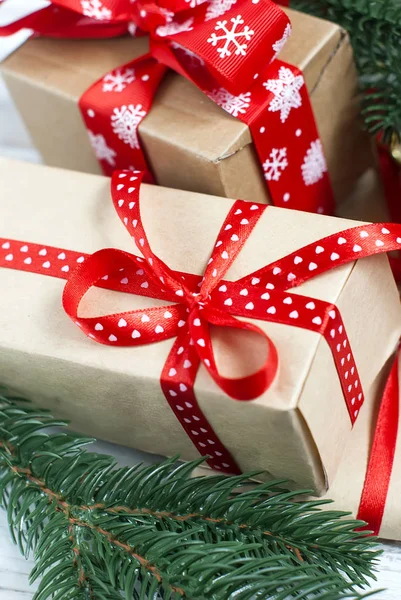 Cajas de Navidad, ramas de abeto, conos, decoraciones de Navidad — Foto de Stock