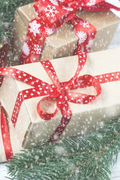Caixas de Natal, ramos de abeto, cones, decorações de Natal — Fotografia de Stock