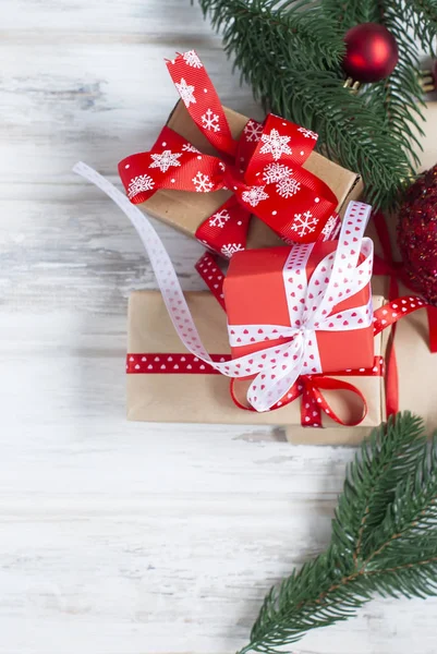 Karácsonyi doboz, fenyő ágak, tobozok, karácsonyi díszek — Stock Fotó