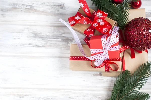 Karácsonyi doboz, fenyő ágak, tobozok, karácsonyi díszek — Stock Fotó