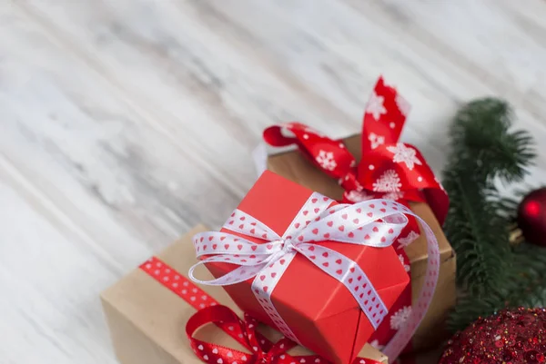 Новорічні коробки, ялинкові гілки, конуси, різдвяні прикраси — стокове фото
