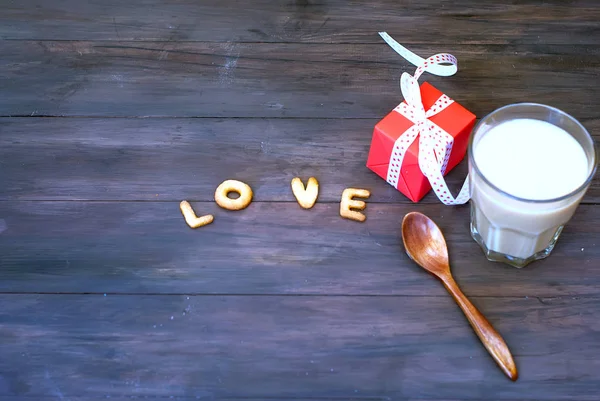 Слово любовь написана с печеньем буквы, подарочная коробка и остроумие кофе — стоковое фото