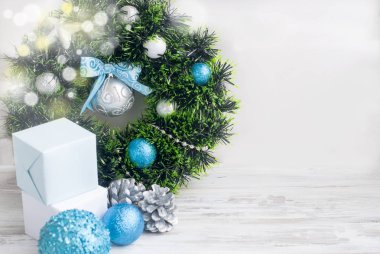 Noel çelenk mavi, gümüş ve beyaz renk