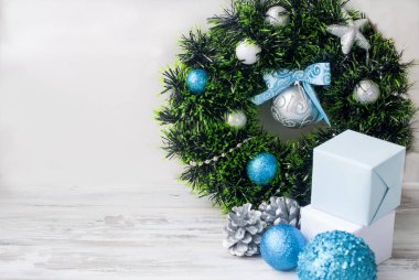 Noel çelenk mavi, gümüş ve beyaz renk