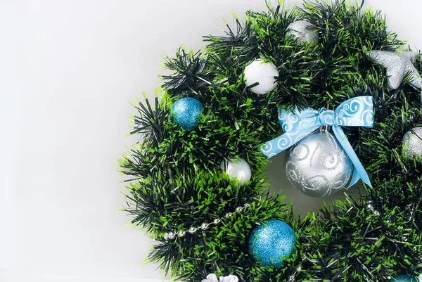 クリスマスの花輪の青、銀、白の色 — ストック写真