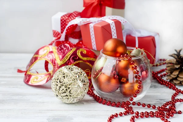 Різдвяні кульки, бісер, конуси, різдвяні прикраси — стокове фото