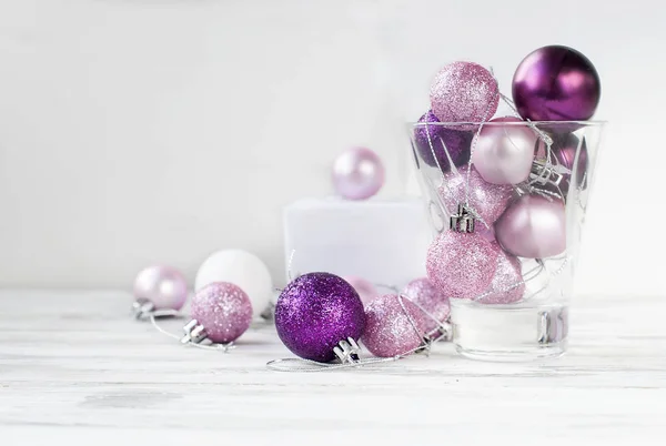 Bolas de Natal em um copo — Fotografia de Stock