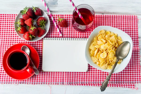 Cornflakes, jordgubbe, mjölk och en kopp kaffe till frukost — Stockfoto