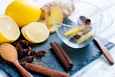 limon, zencefil, şeker ve baharat - baharatlı warmin için malzemeler