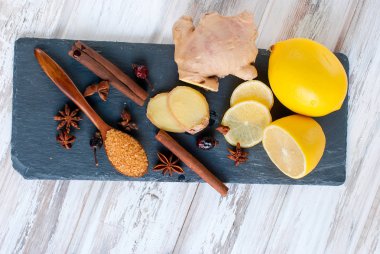 limon, zencefil, şeker ve baharat - baharatlı warmin için malzemeler