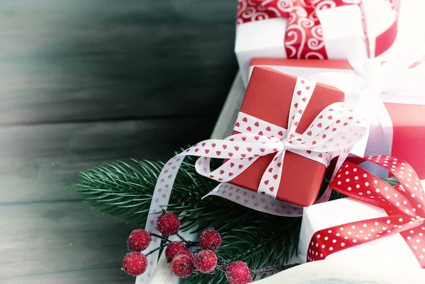 Caja de regalo atada con una cinta roja, ramas de abeto , — Foto de Stock