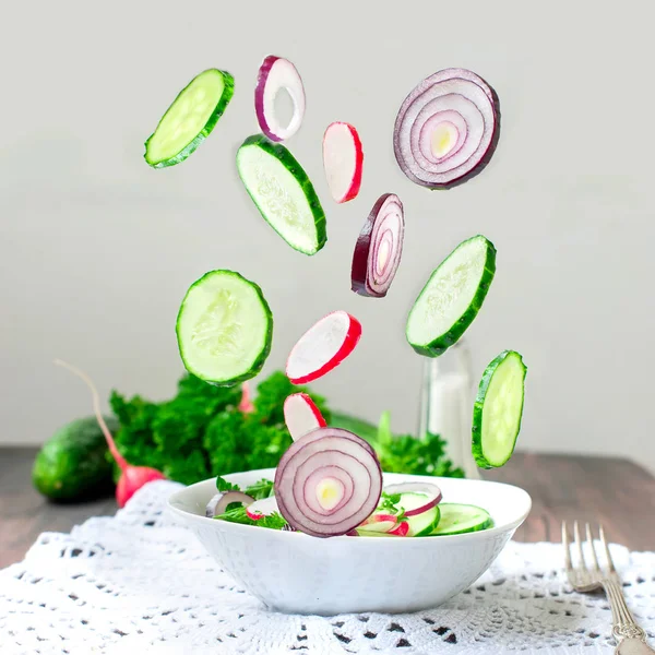 Jarní salát z ředkviček, okurky — Stock fotografie