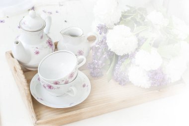 Bir kase içinde grup Eflatun çiçekler